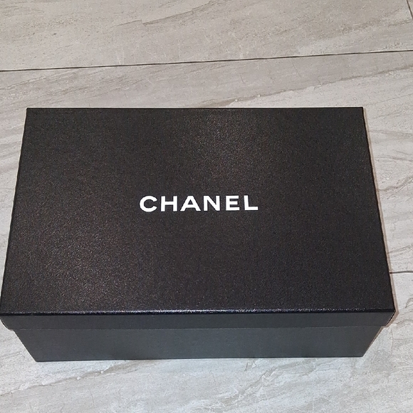 CHANEL Two-Tone Slingback Heels in Beige and Black - Picture 8 of 9